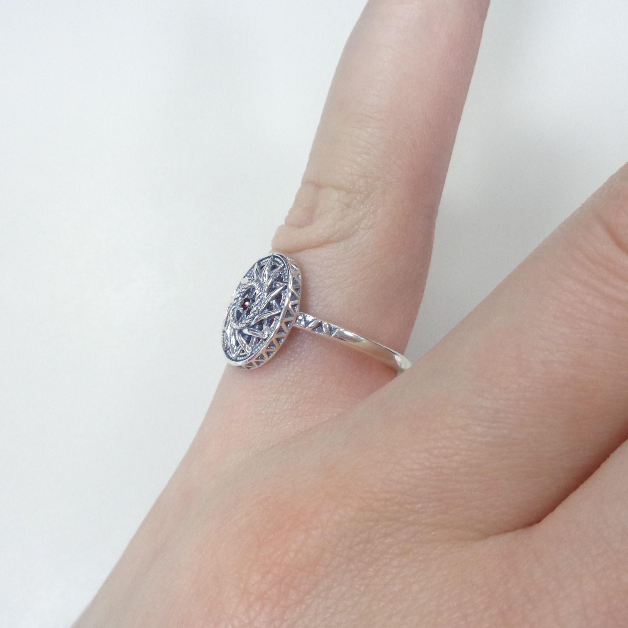 Серебряное кольцо с гранатом "Эрцгамма"